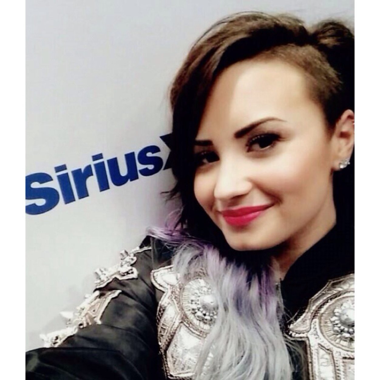 gente vou criar um grupo de lovatics no whatsapp entao pra quem quiser entrar mande numero, nome e idade por dm