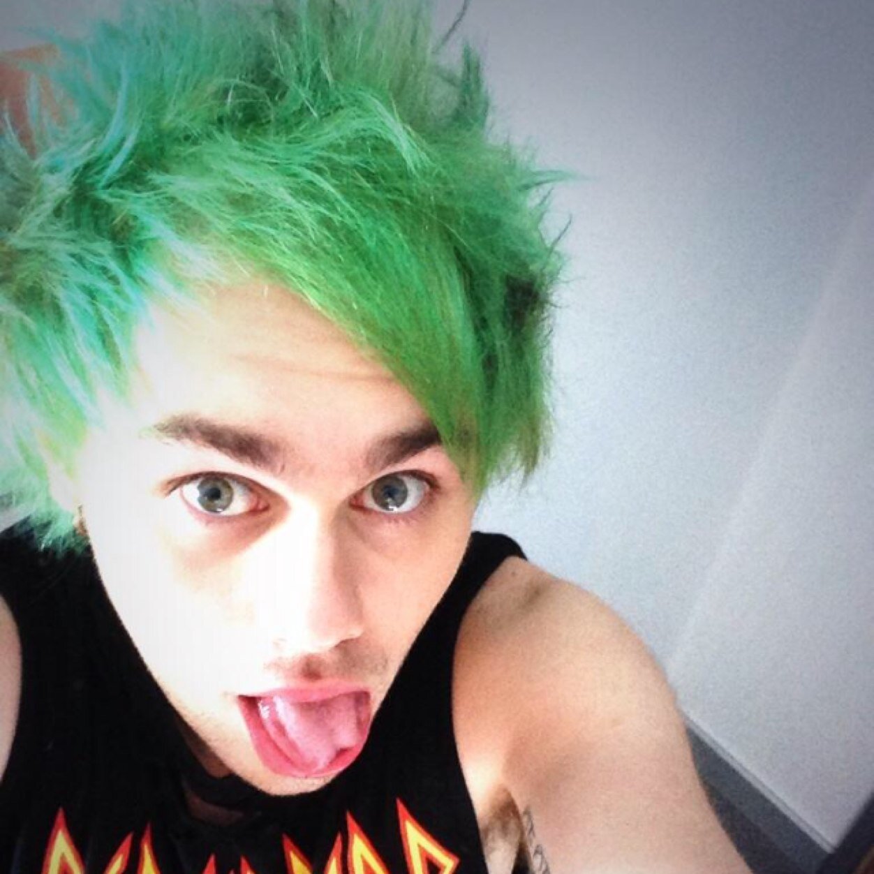 If you aren't already following @wildhemmo96 you should definatky press her follow button...