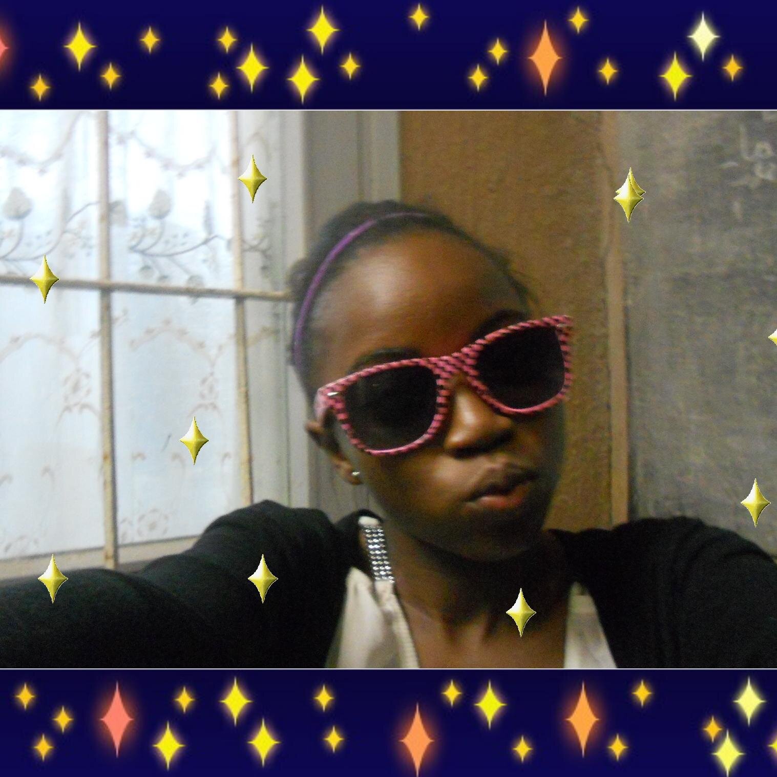 timide, aime la mode,la musique, la télé réalité et le cinéma, aimerais devenir une star internationale. Fan de #5secondofsummer,#1D, #Beyoncé, #Michael Jackson