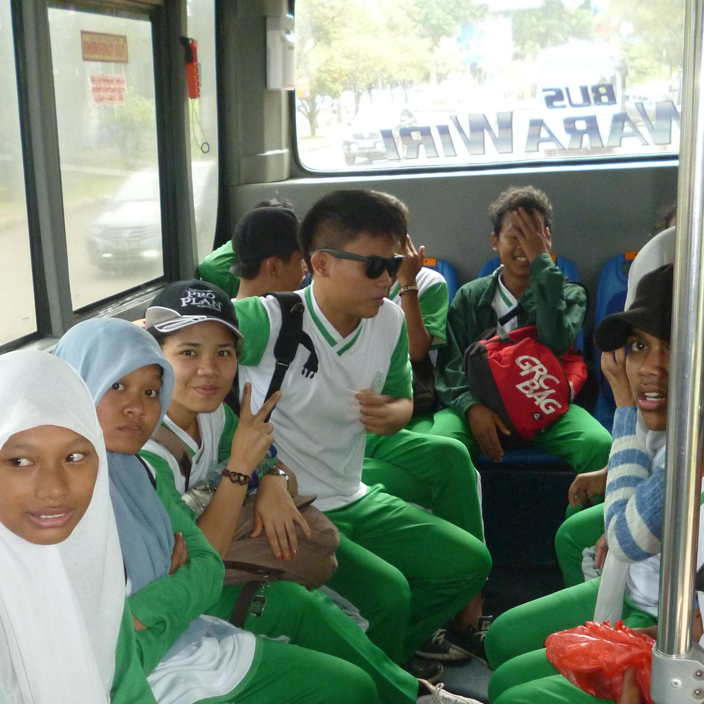tanpa pedulikan kata mereka kita berjalan melawan dunia