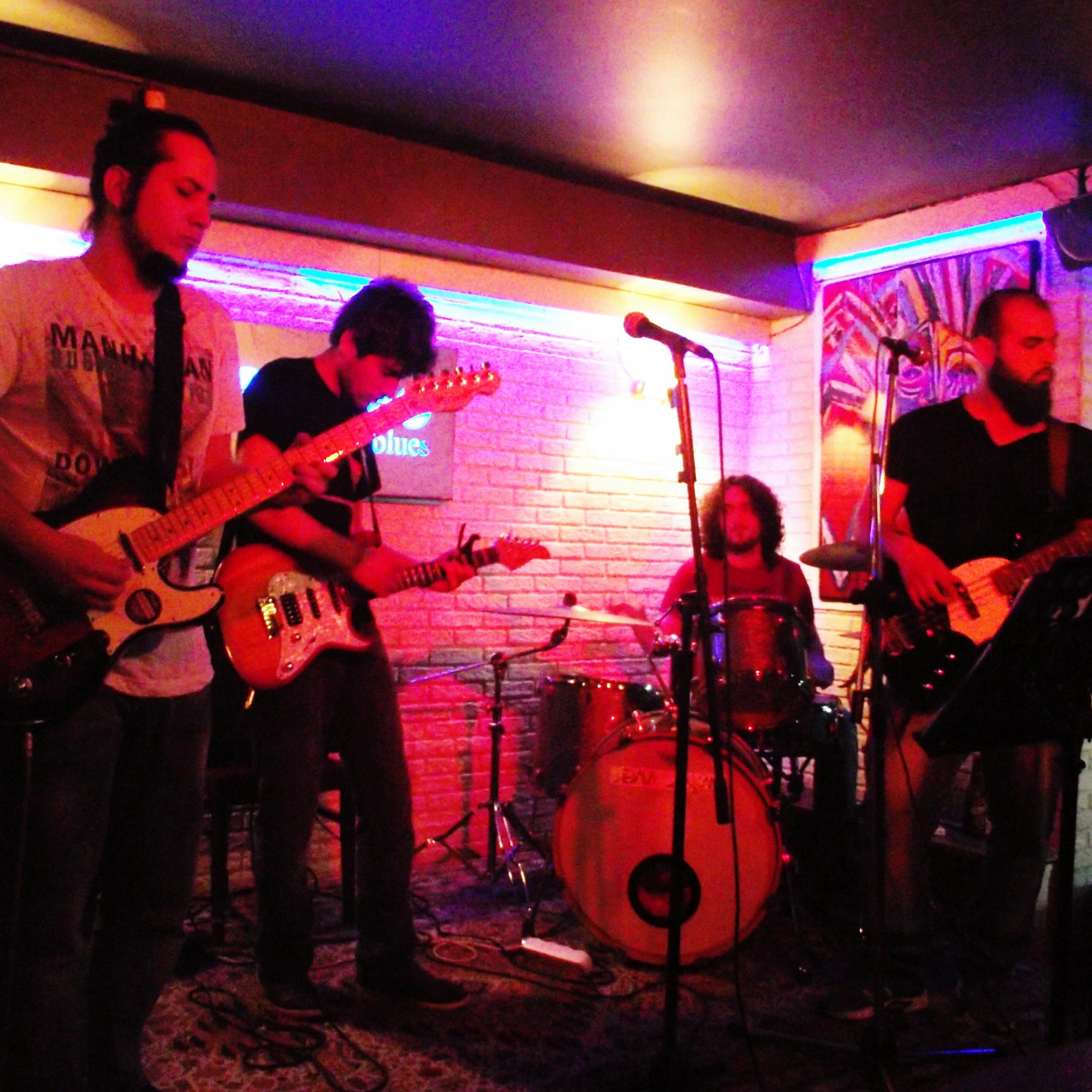 Popüler Kültüre direnen grup.Müziğini dostluktan arkadaşlıktan alan,sadece müzik yapmak isteyen dört kişinin bir araya gelmesi.Blues&Rock birlikteliğinden doğan