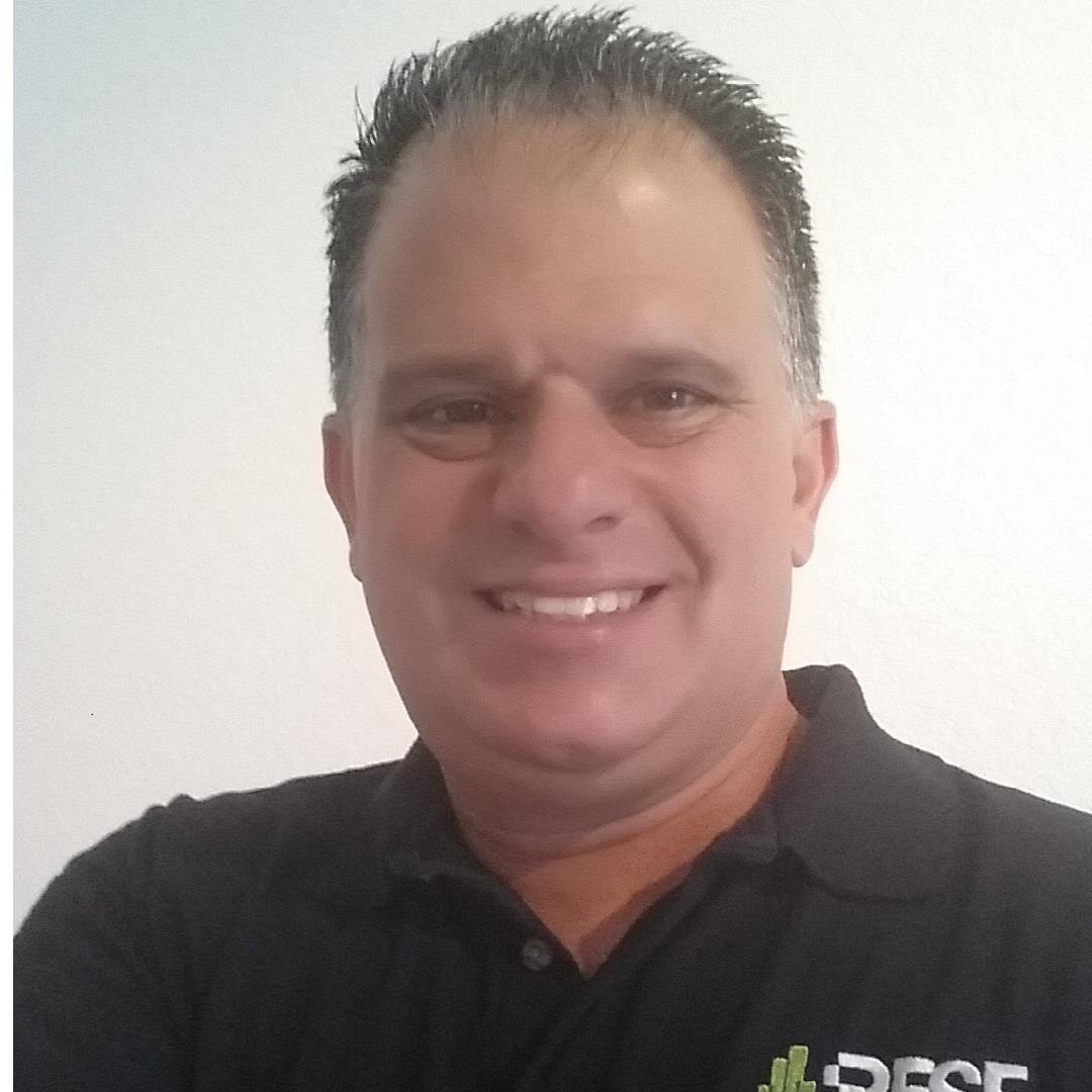 Agente Venezolano de Bienes Raices Experto en el mercado inmobiliario del Sur de la Florida con mas de 20 años de experiencia.