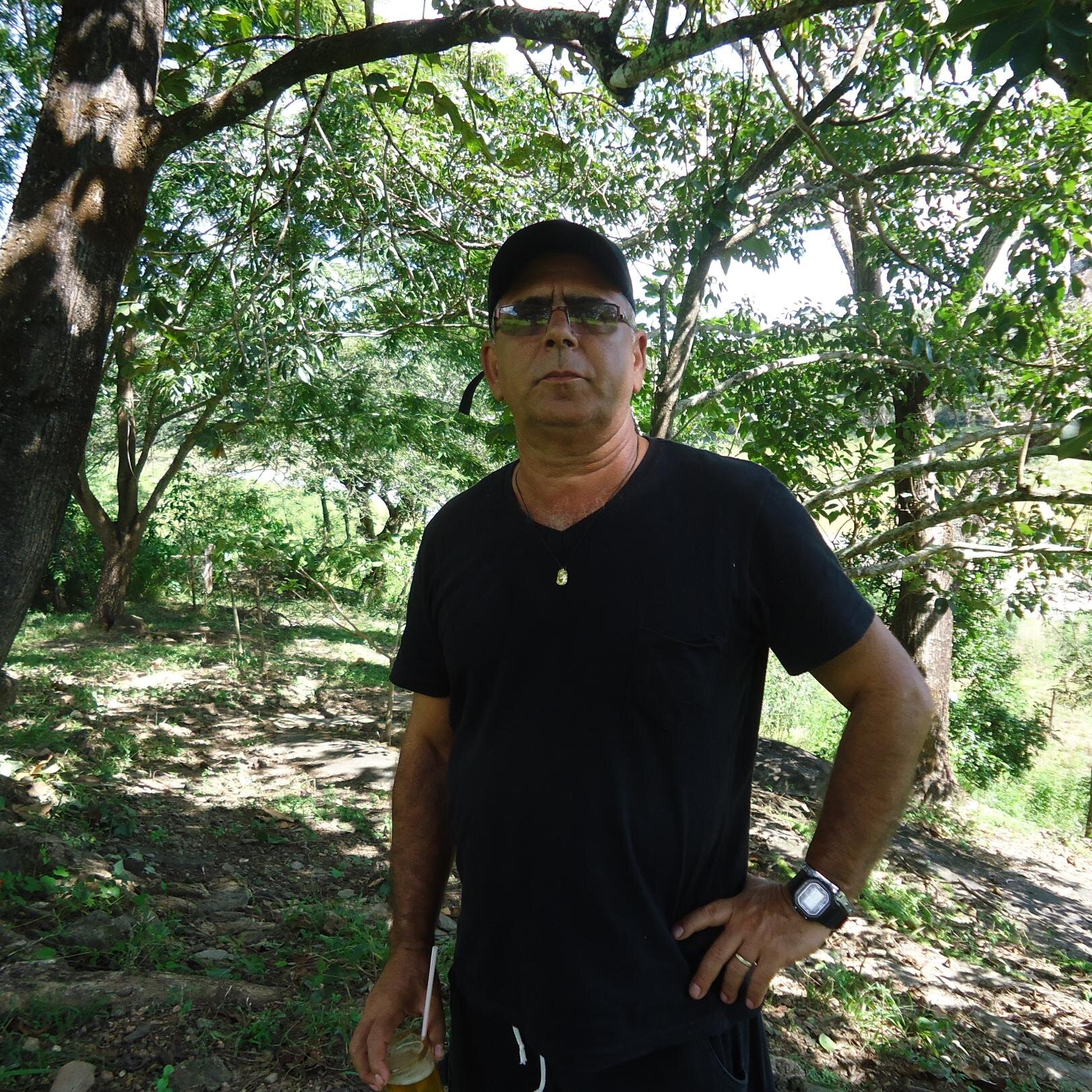 sou meigo carinhoso  e adoro sexy  sou apaixonado em bunda  e adoru chupar uma buceta cheirosa e raspadinha  meu robe e comer cuzinho!!!beijoss a todas mulheris