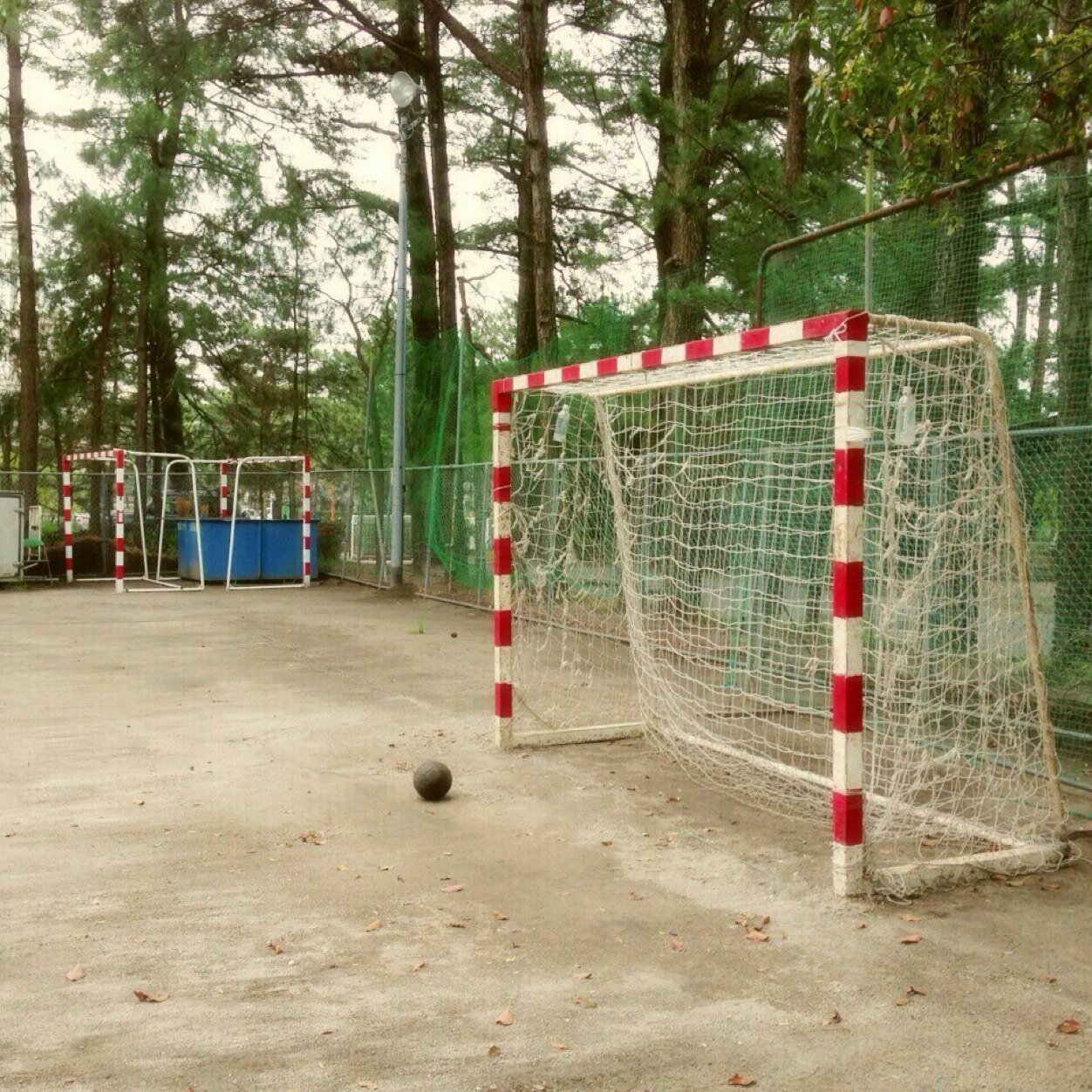 志布志高校ハンドボール部 新入生向け動画 本日はdf ディフェンス 守り 編です 動画では抱きついてるように見えますが この守り方でも反則ではなく ルール上 正面でのコンタクト 接触 は許されています