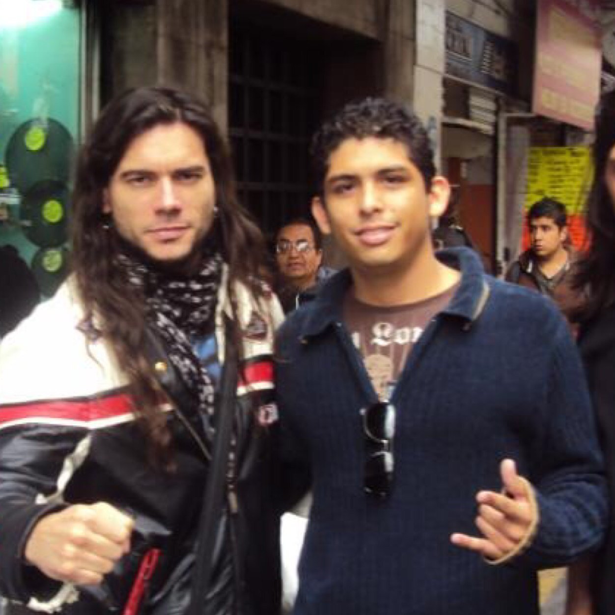 Soy un Padre ejemplar entregado en cuerpo y alma a Dios, mi vida es dedicada a la pureza y la paz... Naaa soy un desmadrista de lo peor!! Pero si padre ejemplar