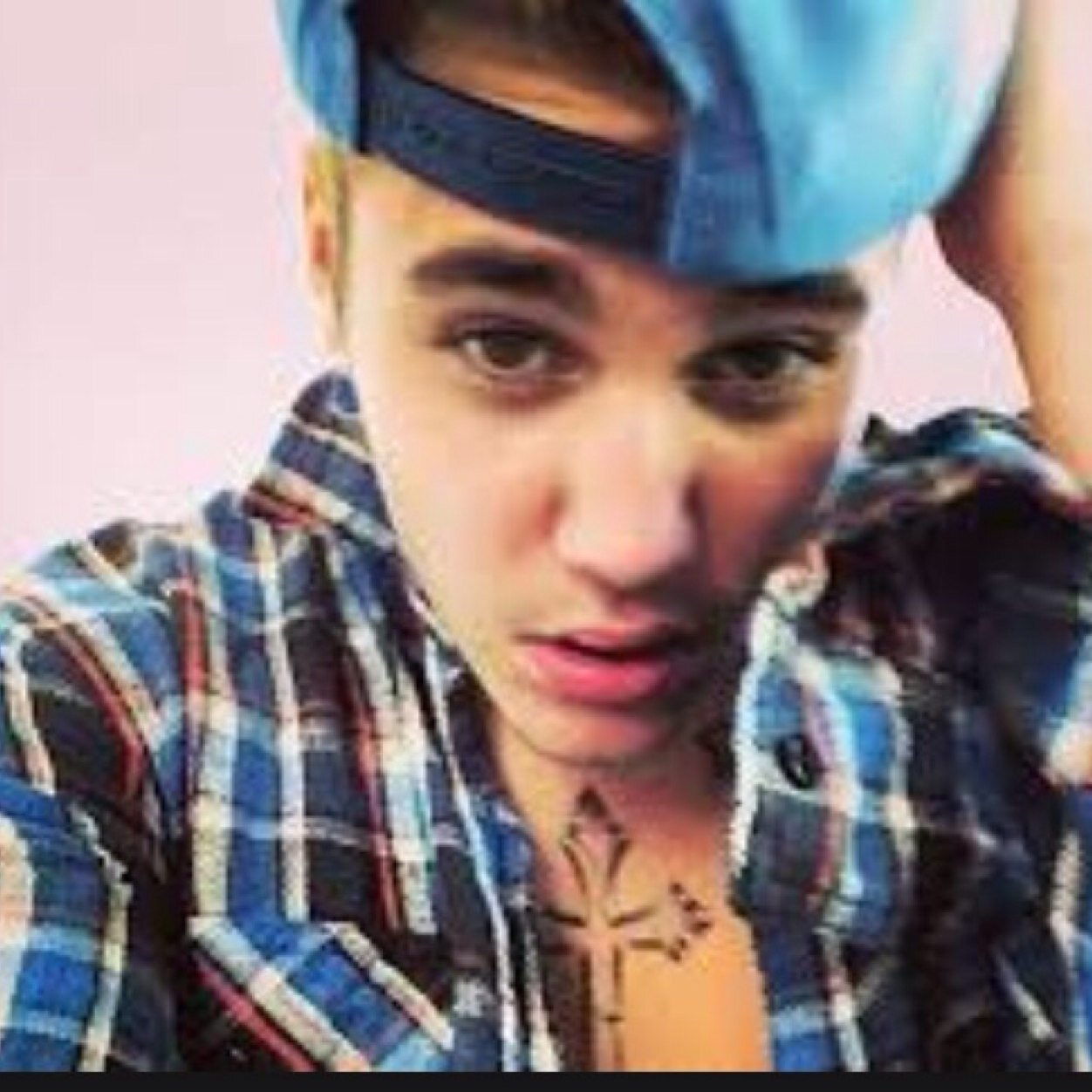 Im im in love with justin Bieber.  Follow me on shots at kikilovesbieber. Also feel free to add me on fb at kiki digbiebz love you beautiful people