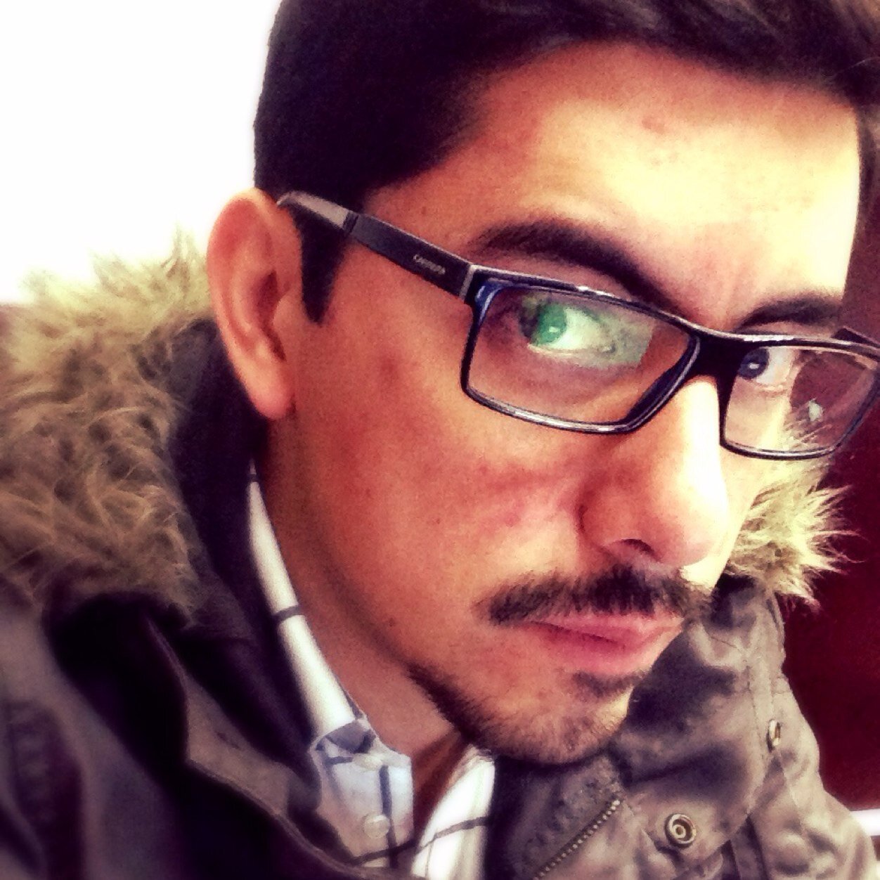 Lampiño con bigote.