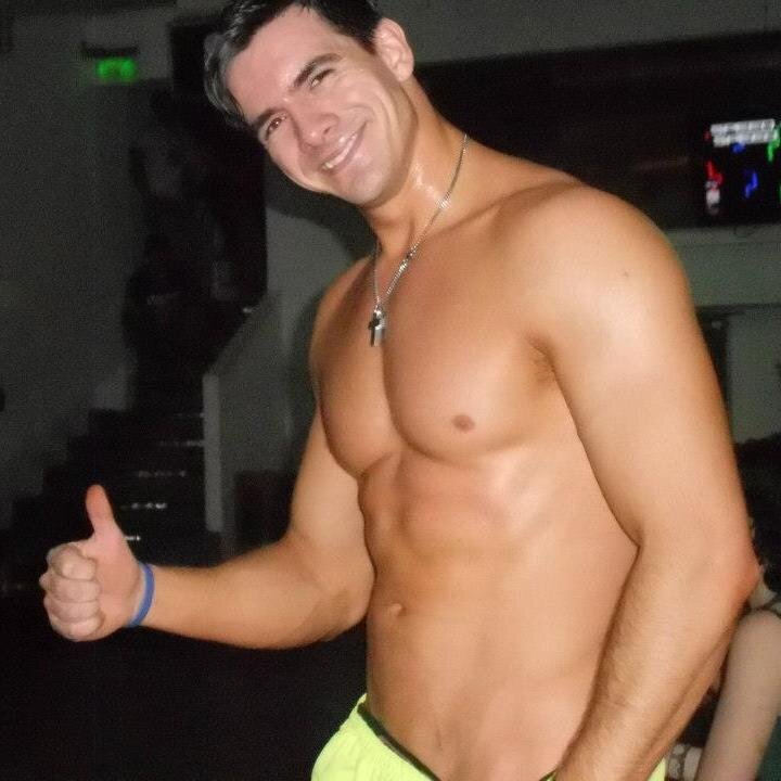 Trabajo como bailarín y hago presencias en distintos boliches .