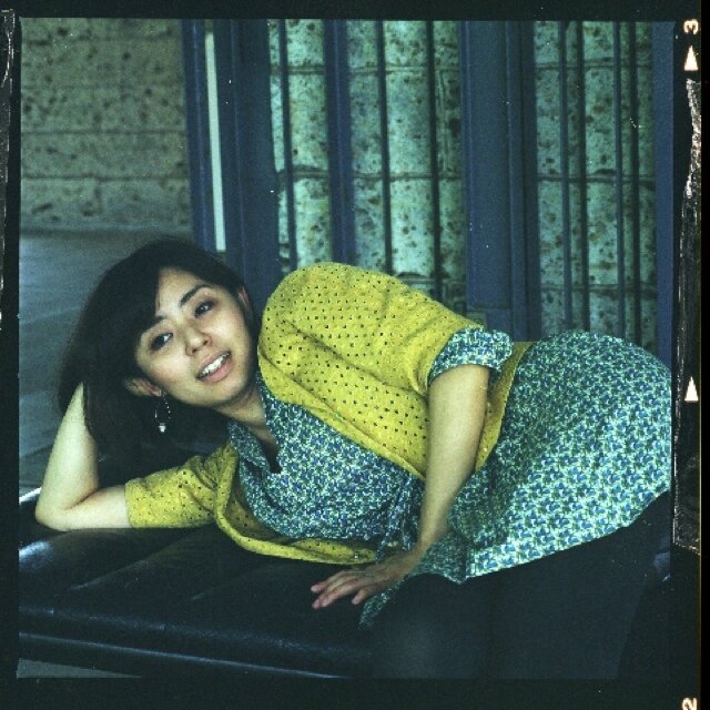 1979年生まれ。「アサヒカメラ」「美術手帖」「PHaT PHOTO」などで執筆。「日本カメラ」で「麗了子がめぐる写真についての二、三の事柄」を連載中。