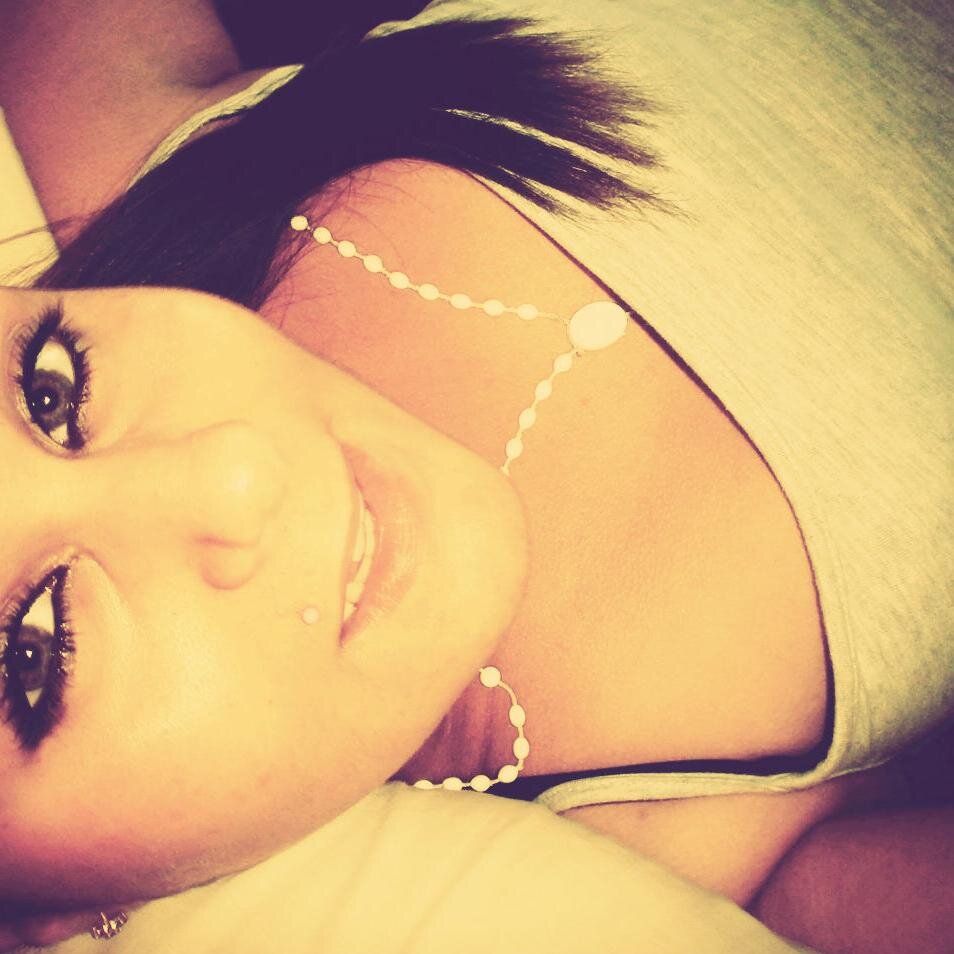 18Saraperez's profile picture. 'Y cuando menos te lo esperas, vuelves a sonreír por ese ese idiota'