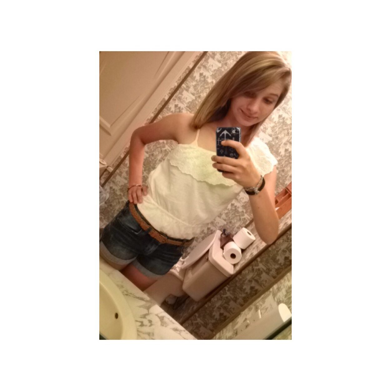 I am a straight up Country Girl I'm 15 I go to Hooks High School!!!! Ima Junior ✌️ I love Jesus my friends & my family, they are my world!!!