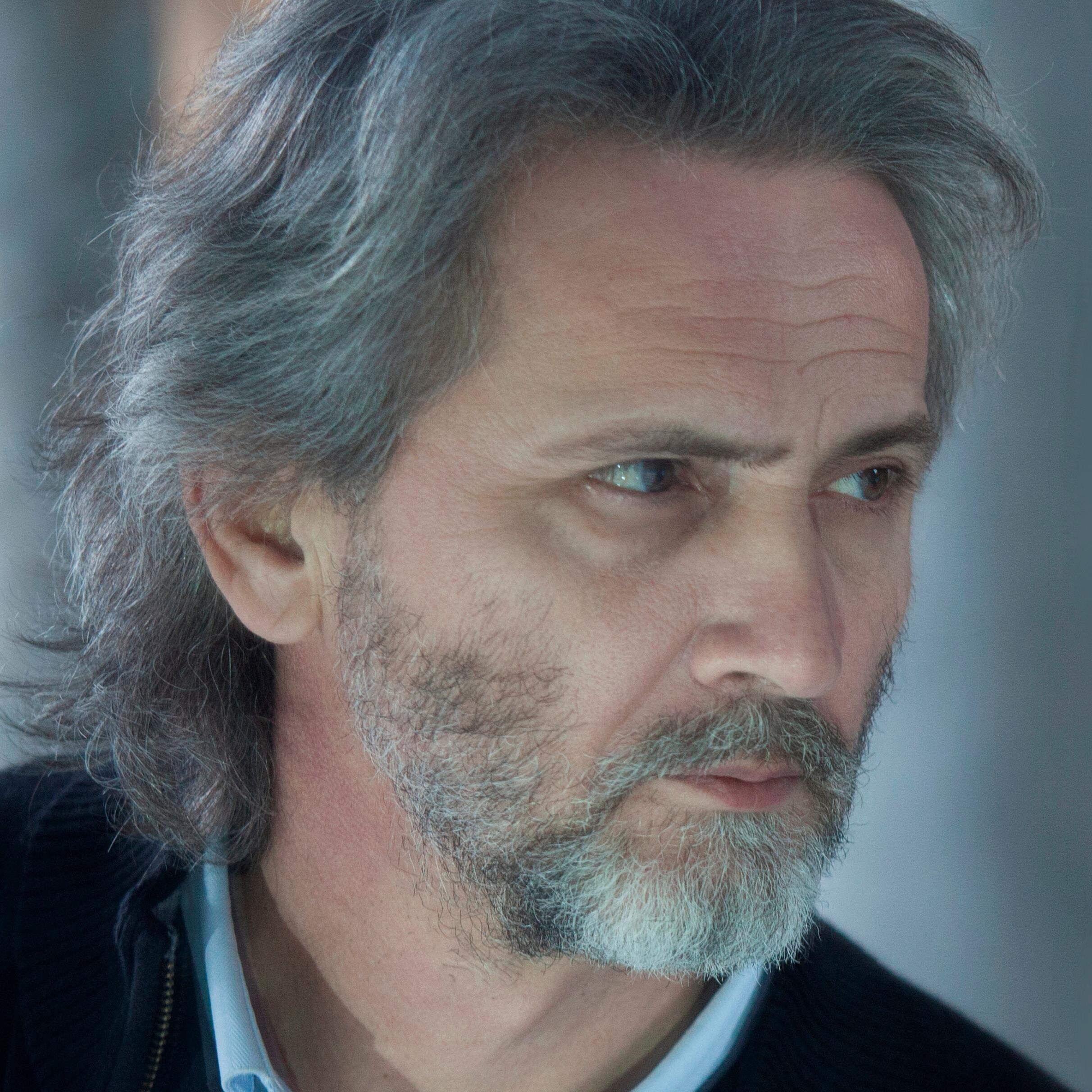 Γιάννης Καλπούζος συγγραφέας, ποιητής, στιχουργός. Έργα του: Ιμαρέτ, Άγιοι και δαίμονες, Ουρανόπετρα, Ό,τι αγαπώ είναι δικό σου, Έρωτας νυν και αεί κλπ
