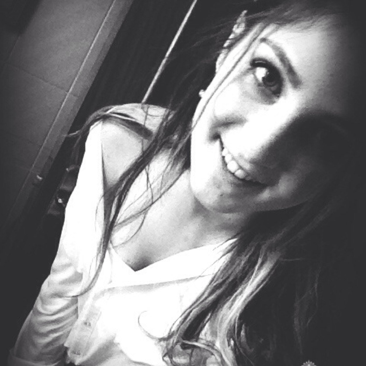 JuliaGuzmanR's profile picture. 'Cada vez que alguien se va, deja un recuerdo, para que tengas presente que el dolor siempre está cerca.'