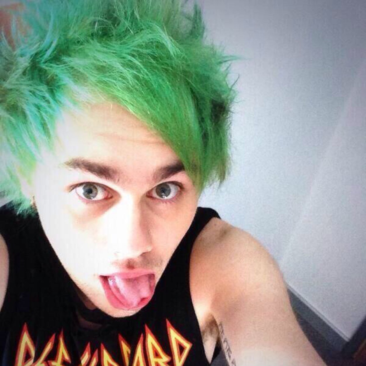 Please follow @_Larryshipxx :D