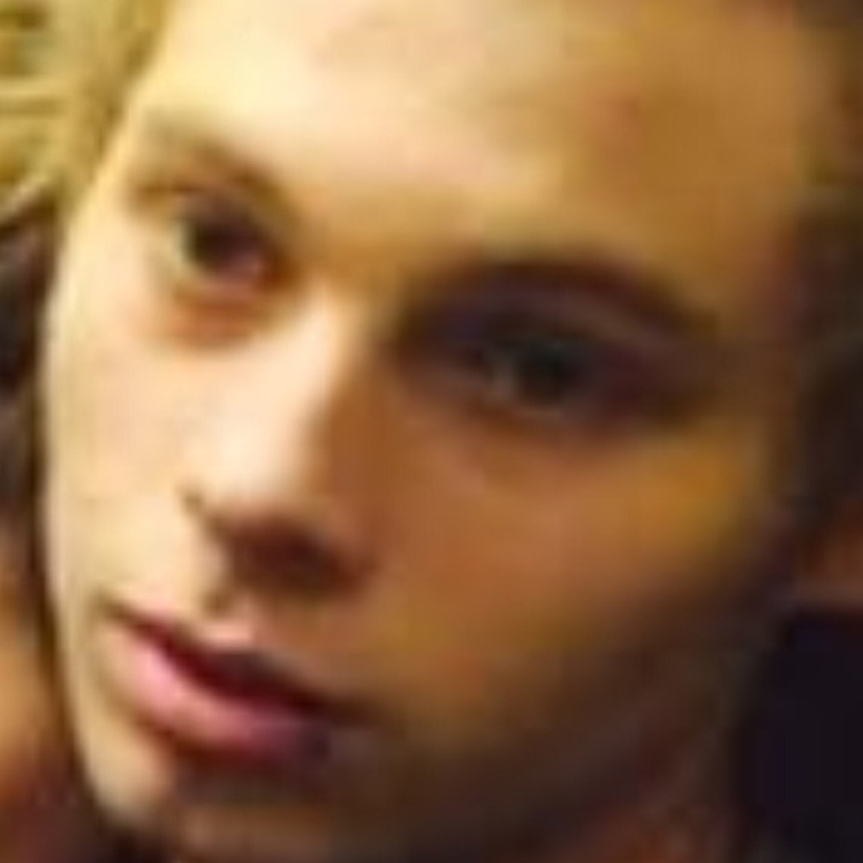 luke reacts to things // @lipringniall