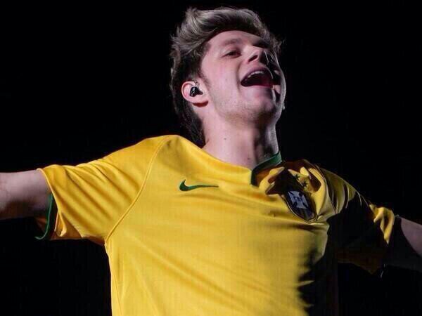 Se fosse para eu escolher entre o sorriso ou voces, eu escolheria vocês, pois voces são meu motivo de sorrir! @OneDirection