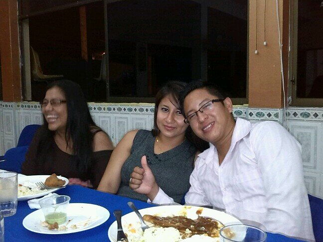 Nací en la provincia Santa Elena. Periodista.