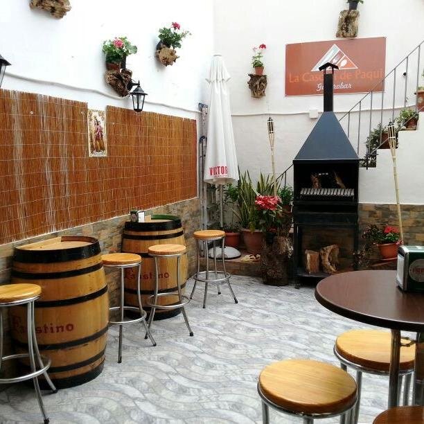 Gastrobar  con patio interior , excelentes carnes a la barbacoa y pescaítos, cocina creativa y tradicional.