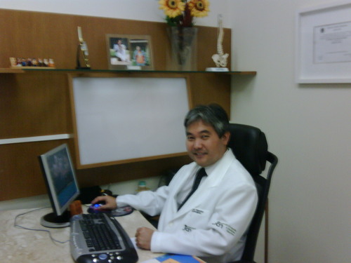 Médico Reumatologista formado pela Universidade Estadual de Londrina Consultório Rua Rio Branco 680 Apucarana PR tel 43 34220014