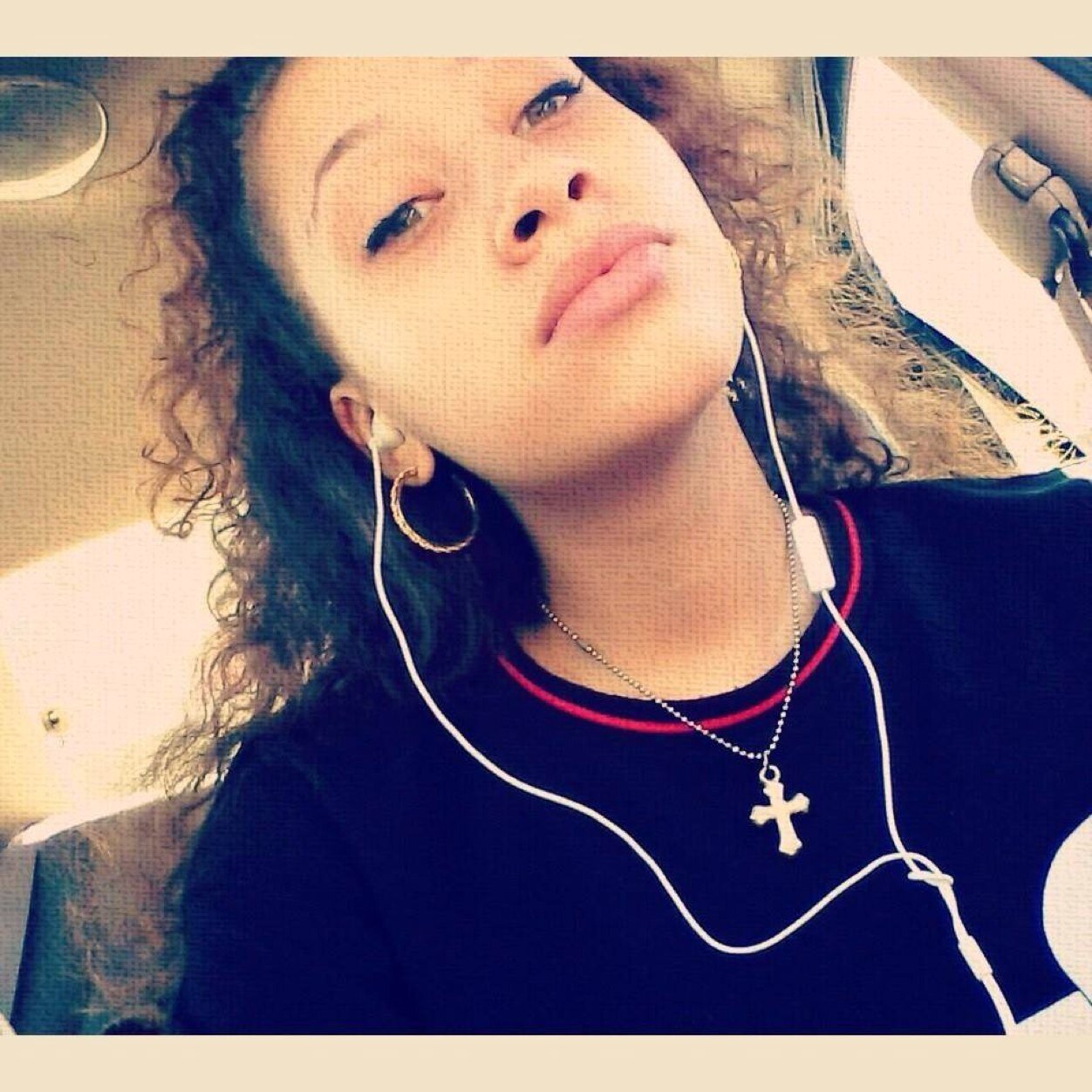 Lightskin girl with a head full of curlss . Lesbehonest now...