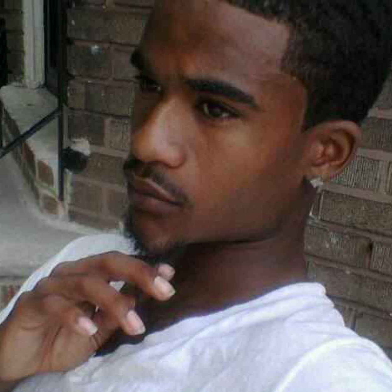 My name is bobby new to twitter follow me pretty ladys : my nick name is kit kat colored man: