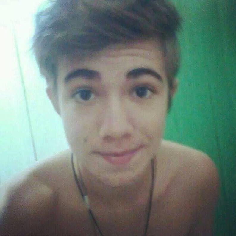 oii :P Preciso de pessoas novas, sorrisos verdadeiros, abraços longos e momentos únicos.