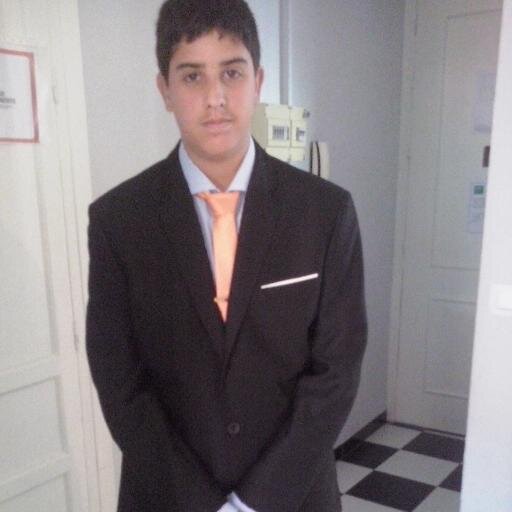 ayudande de youtube y estudiante