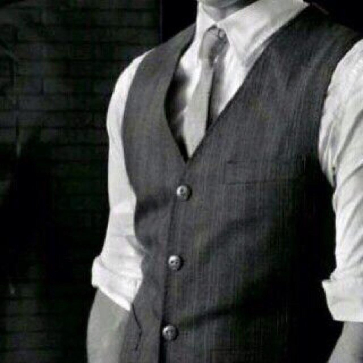 صوتكَ شطر ، وعيونك اجمل قصيده .. ♡