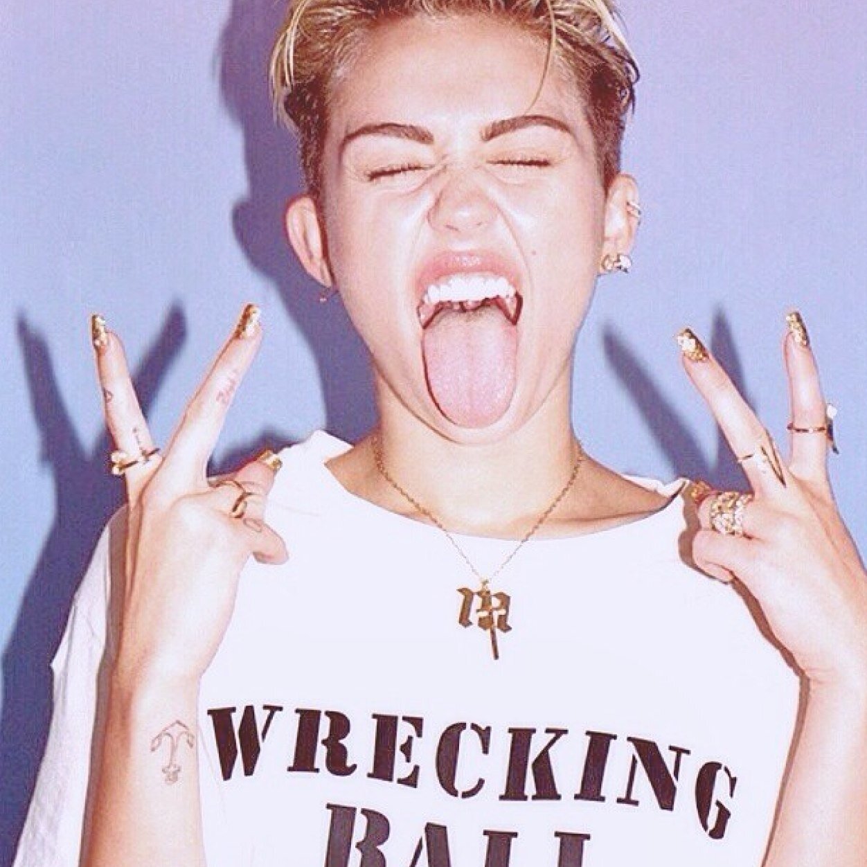 this acc to vote for miley #mileyformmva.... My official twitter acc @itzmaryom