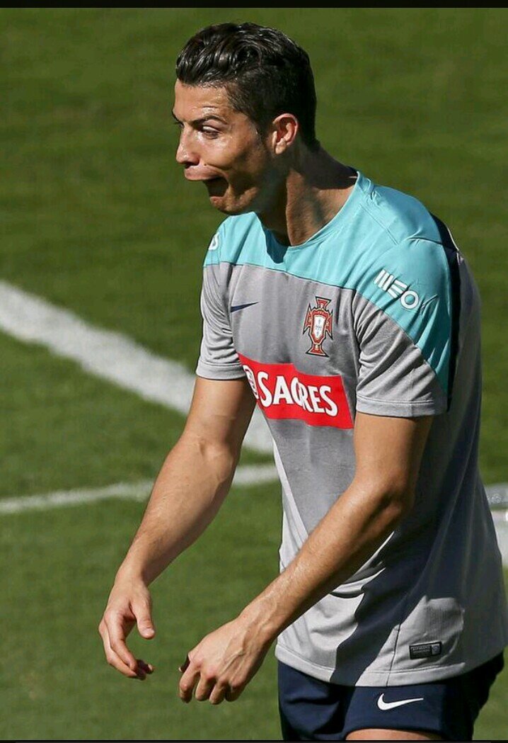 (PARODIA) No tengo 4 balones de oro pero soy el que mas salto,el mejor del universo.