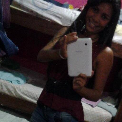 Senciilla,morena,con personalidad propia.. Busco amistades y personas onestas,..!!