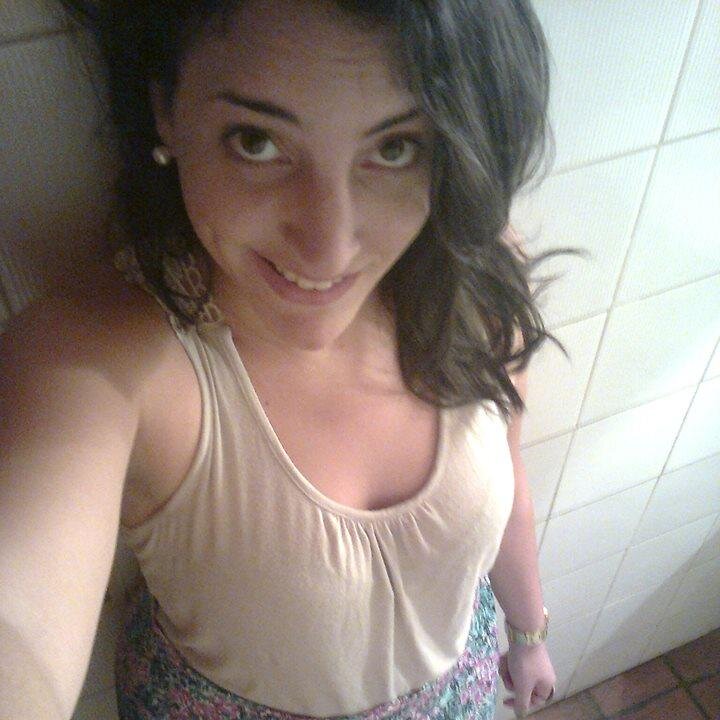 flowi_22's profile picture. Artista en el alma. Diseñadora en el estudio. Cadista en la profesión. Amiga incondicional... (...) Del resto, sólo sé que no se nada..