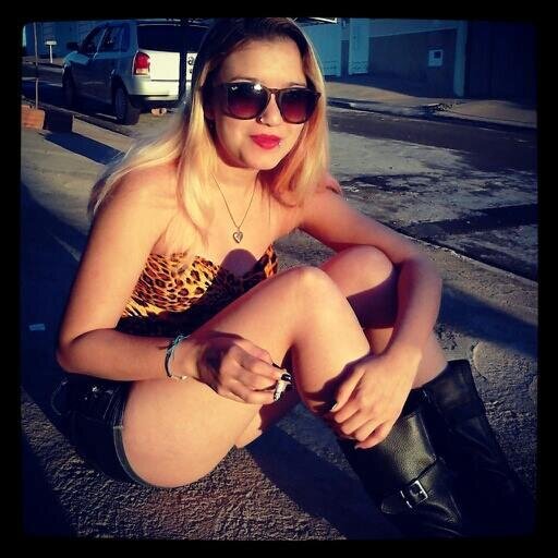 aquáriana,louca,louca por musica dos anos 80's,apaixonada por demi lovato e jonas brothers *O* Nick jonas rape me :3