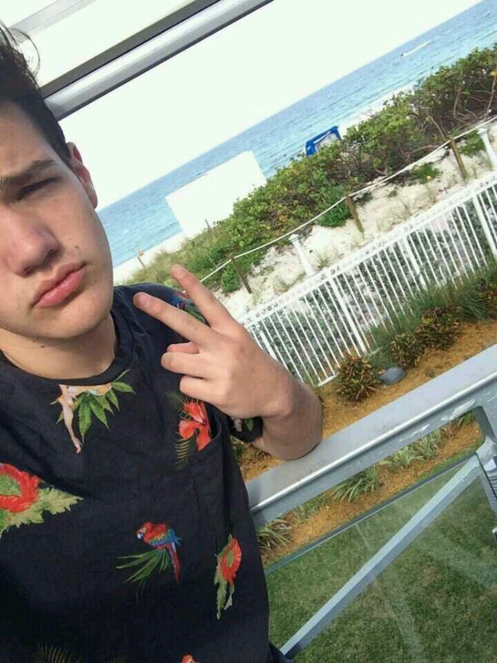 i fucking love Aaron Carpenter! can you tell?
