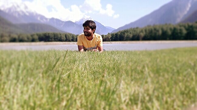 A Boy with attitude..who's owyz ready for frnz..nd thts mah attitude..:):)