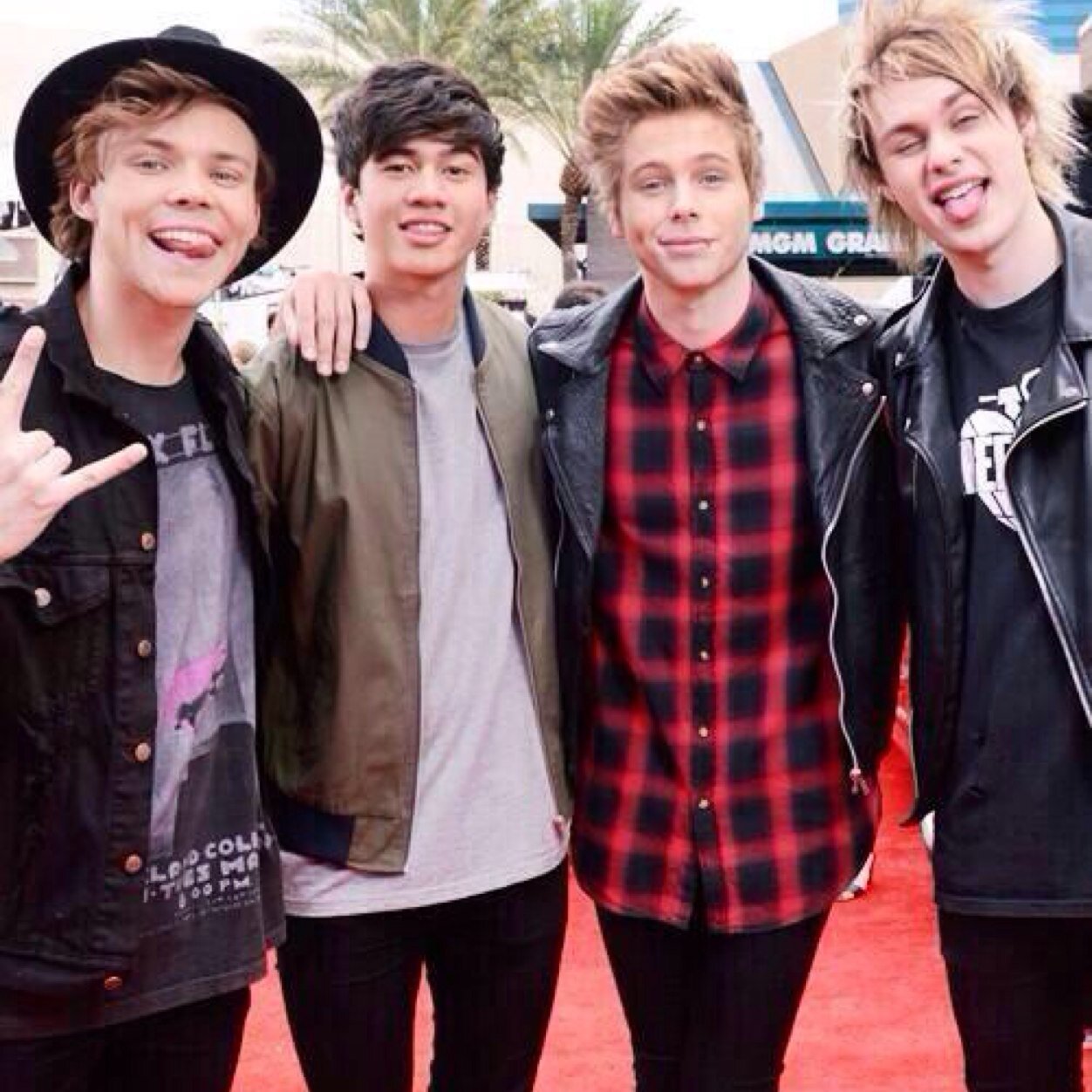 Please follow @spankxnghemmo as she lost her followers in a bullying drama :( she helps with luke/4 if you want xx
