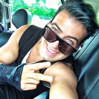 sus ojos ENAMORAN ... El es un amor ... Para el NO somos FANS somos #LaFam #TheFam *---* SOMOS FAMILIA xeso te amamos @jencarlosmusic eres el mejor