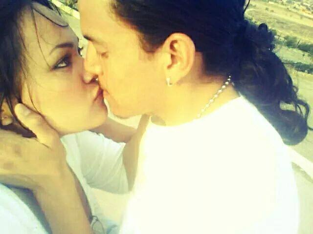 me gusta besar apasionadamente a mi novia, sus besos son lo mejor del mundo