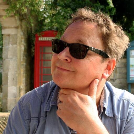 Ondernemer, blogger, zanger, presentator, genieter, wijnliefhebber, foodie, kankerpatiënt, echtgenoot, vader, wielrenner, hobbykok, (willekeurige volgorde)