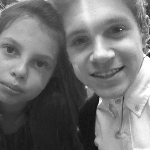 Szia  ha már itt vagy az adatlapomon kövess be és vissza követlek folow me and i folow back!! :D forevör directioner*-* Puszi! :)