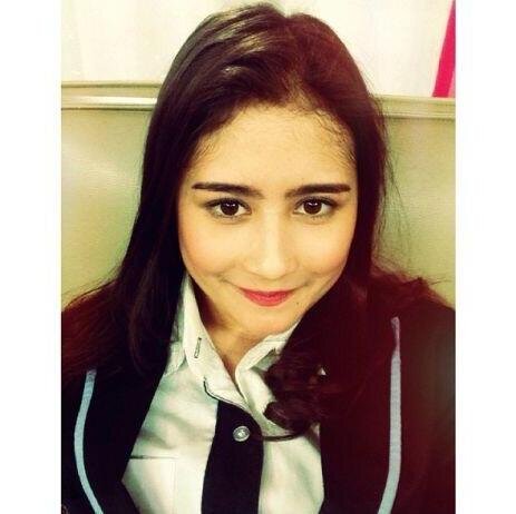 Prilly Latuconsina @PrillverssINA  Twitter