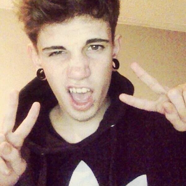Aiden, 17, Gay.. Single ;o; Umm.. Ugh. I'm short /).(\ Shy.. :\ And have nothing else to say .3. Bye..