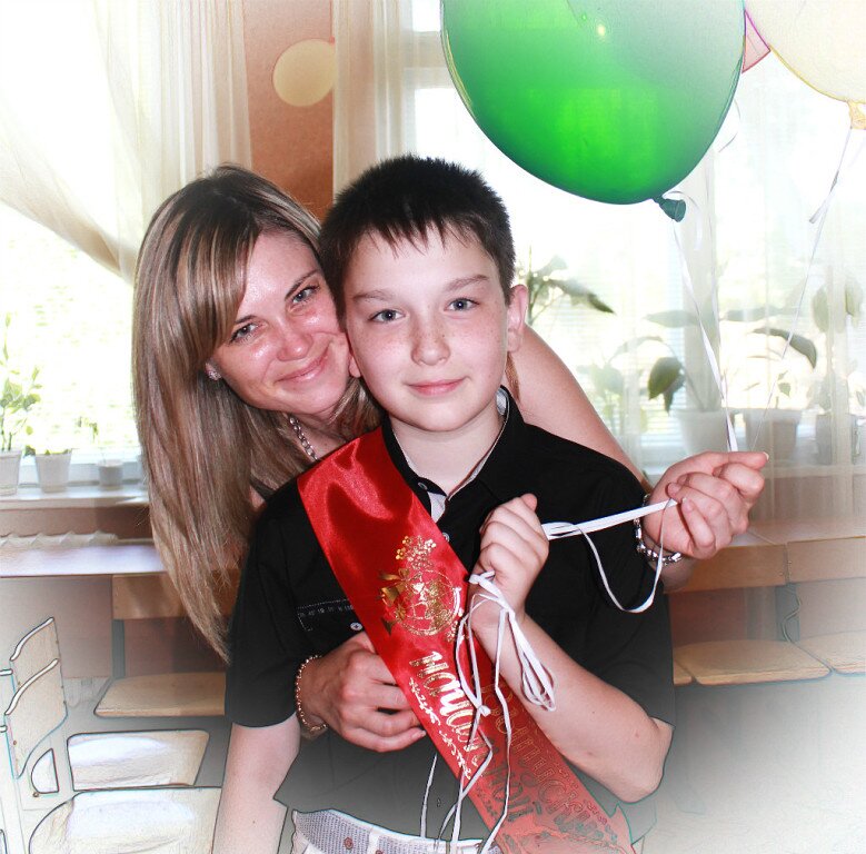 Учусь в лицее №2,люблю пиццу,учу  иностранные языки : такие как англисский  язык , ненавижу  хомяков ,  моим хобби является коллекционированием  самолётов