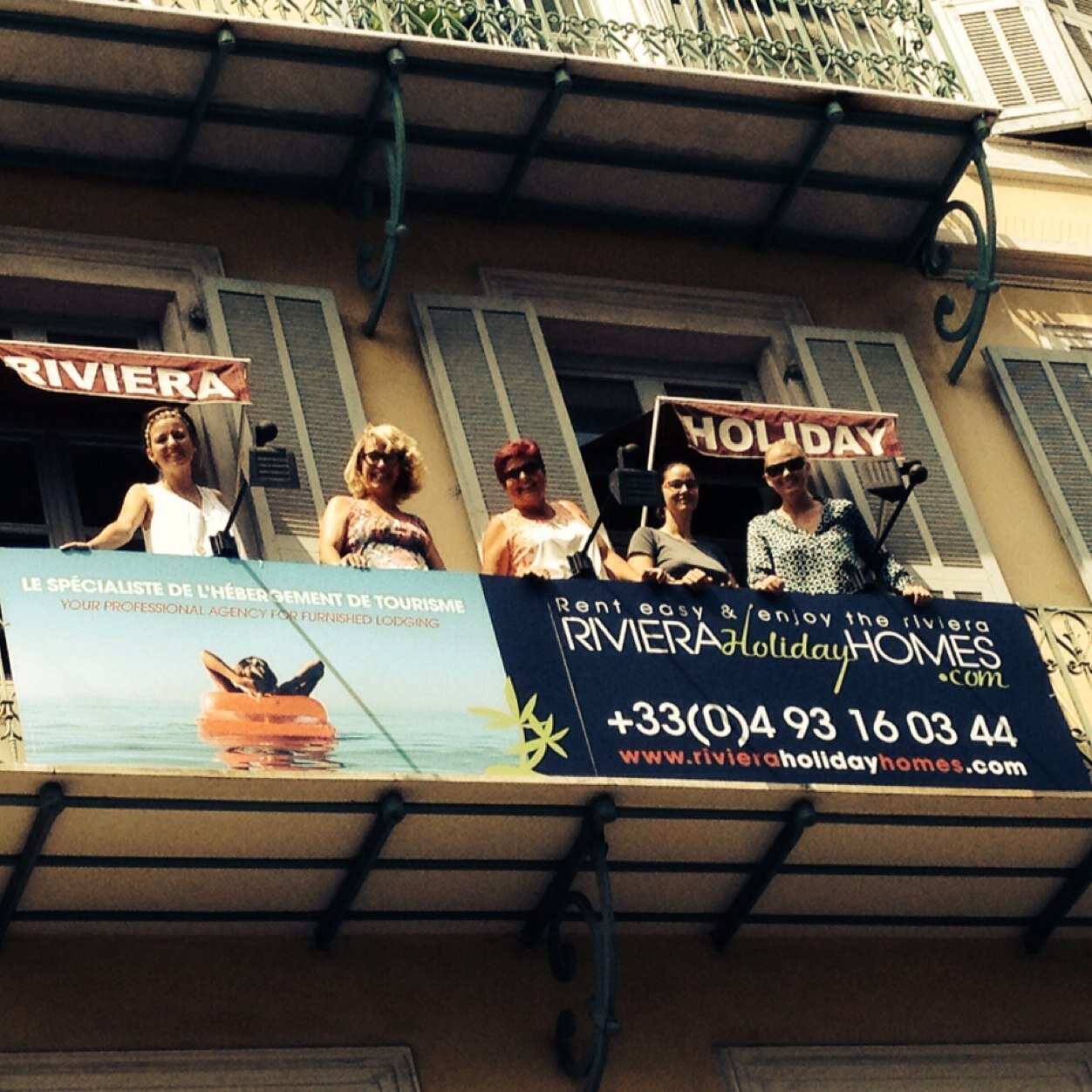 Location vacances villas et appartements à Nice, Côte d'Azur. Contactez Helena & Lucienne pour des vacances sereines sur la Côte d'Azur.
