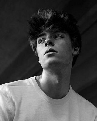 Matthew-18-bisex-chinati e succhia.