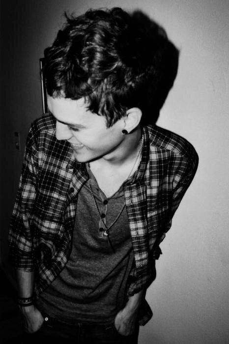 Nunca llevo el corazón encima por si me lo quitan.
Skate. Música. Guitarra. Nutella.American horror story.