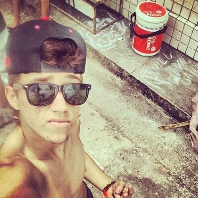 17 anos, Jogador de basquete, estudante, fotógrafo amador, sonhador,Brasileiro/Paraibano.