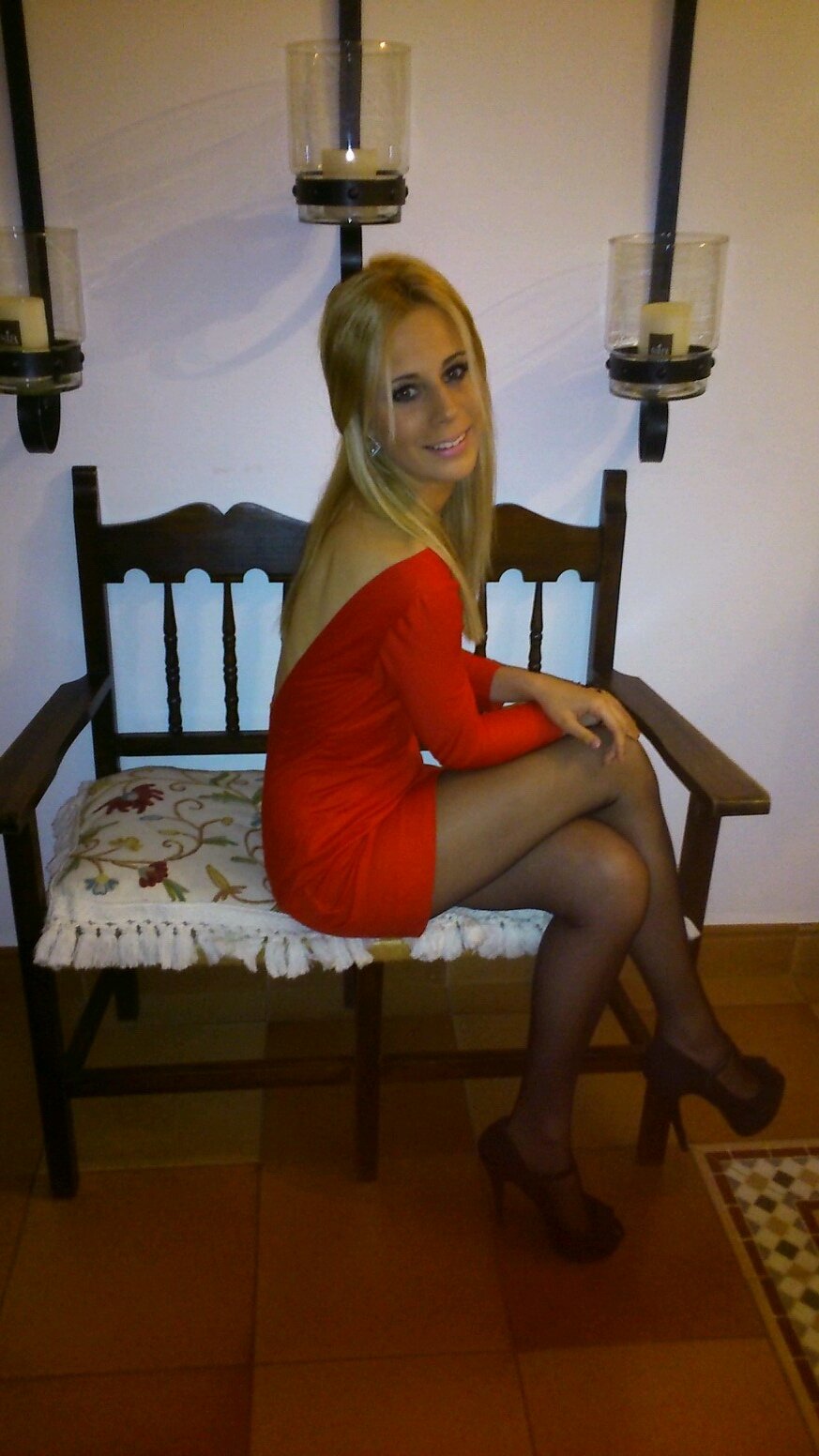Soy muy amiga de mis amigas y muy enemiga de mis enemigos. Aunque  que sea cabezona y aveces indecisa funciono con el cariño de las personas que me importan.