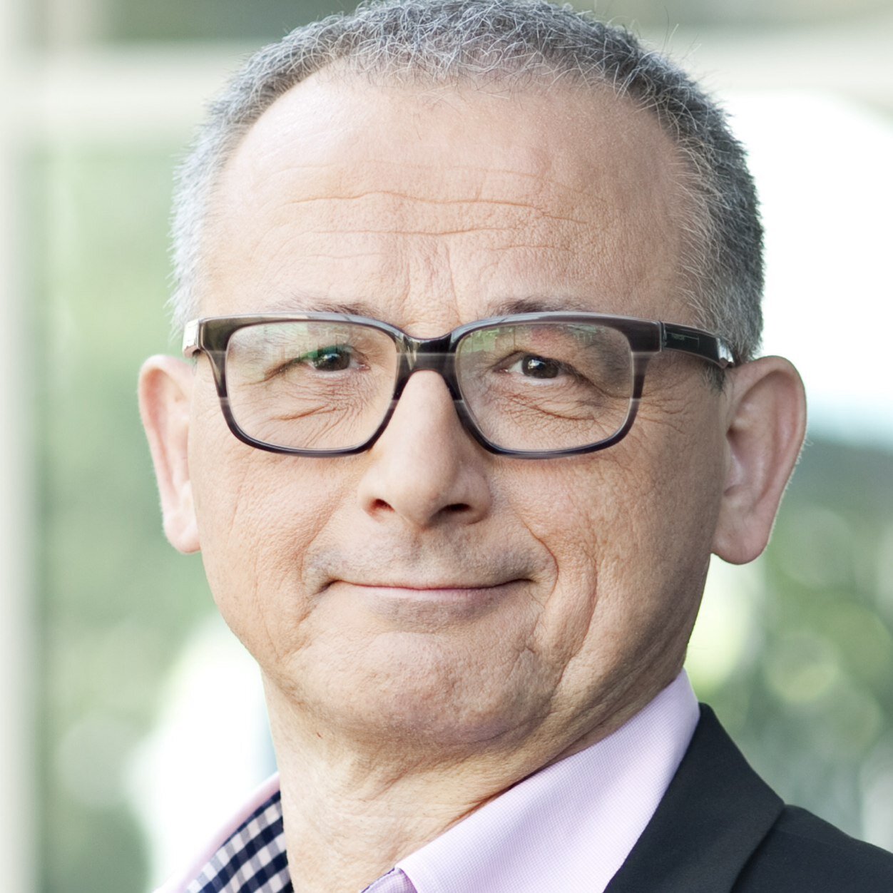 Dziennikarz, były rednacz wielu tytułów, obecnie komentator wydarzeń bieżących i publicysta niezależny - w sensie że ma z czego żyć poza branżą