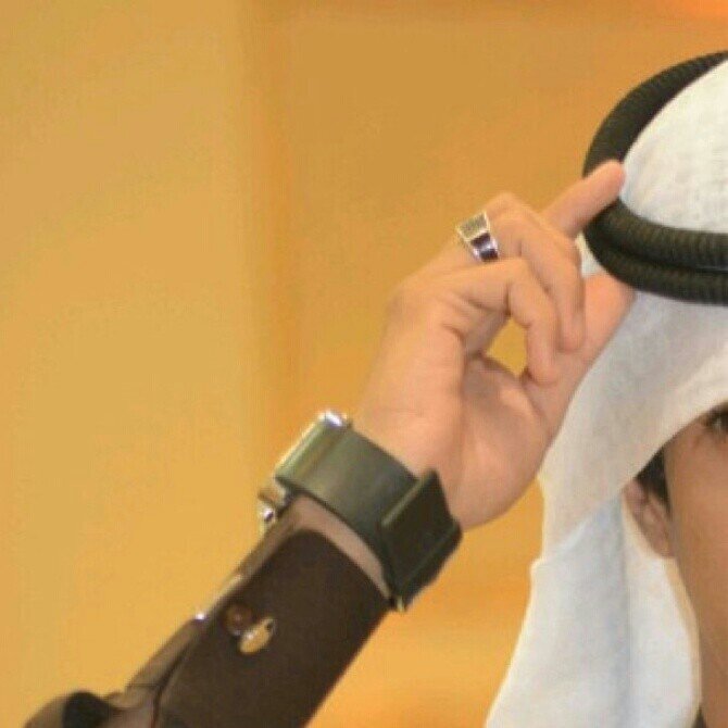 هنا مايــروق لــي من 140حـــرف.
